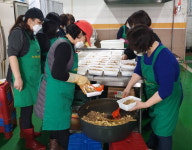 홀몸노인 식사 위해 반찬 달인들 떴다 논현고잔동 새마을부녀회 봉사활동