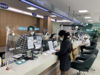 하남시 덕풍1동 행정센터, 투명 가림막에 재난기본소득 QR코드 설치