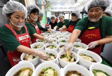 수원지역 노인 기운나게 할 영양만점 삼계탕