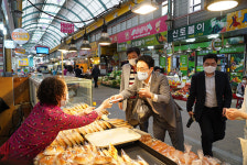 이강섭 법제처장, 추석 앞두고 전통시장  상인 격려