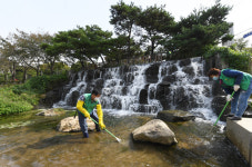 안산 화정천 쓰레기 집어내 자연형 생태하천 복원
