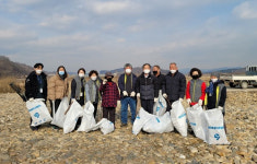연천군 군남면 사회보장협 제1회 회의…하천변 방치 쓰레기도 수거