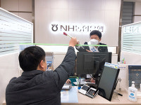 NH농협 광명시지부, 영업점 방문 소상공인에 장미꽃 1004송이 나눔행사