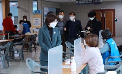 김보라 안성시장, 도 재난기본소득 접수현장 방문