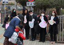 김종천 과천시장, 초등학교 신입생 첫 등교  힘찬 응원
