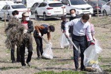 인천 금창동 주민자치회 봄맞이 마을청소 구슬땀