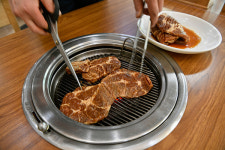 일상의 고단함, 두툼한 갈비 한 점에 사르르