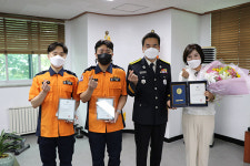 안양소방서, 심정지 환자 소생 소방관 2명·버스기사에 하트세이버 전달