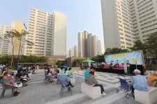 인천시 남동구, 서창동 아파트서 찾아가는 발코니콘서트 개최