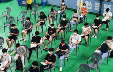 수능 앞두고 감염 두려움 떨쳤지만 혹시 모를 부작용에 덜덜