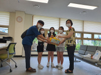 이천 마장초 학생회임원단, 마장면 선별진료소에 학교 텃밭 열매 전달