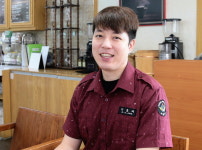 배드민턴 치며 웃는 어린이에 보람