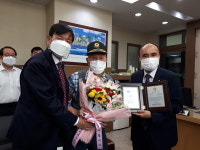 오산농협·NH농협 오산지부, 고령조합원 감사패 전달 행사가져