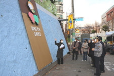 어두운 밤 학교 앞 지키는 안심벽화 든든