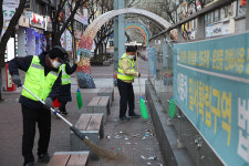 이충건 신임 안양 동안구청장, 범계역 거리 청소활동으로 취임식 대체