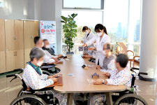롯데의료재단 보바스기념병원, 설맞이 병실 입원환자 대상 복 나눔 행사