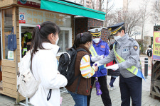 과천경찰서, 청계초교서 하굣길 어린이 교통사고 예방 합동 캠페인