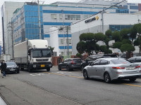 왕복 2차로에 주차까지 허용 마주달리는 두 차량 아슬아슬