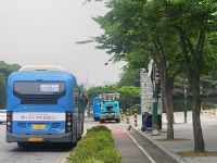인천 문학경기장 북문 앞 도로 車 쉼터인 줄 아나…