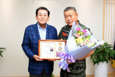 인천 강화군, 정수용 해병대 제2사단장에 강화군 명예군민증 수여