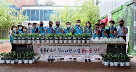 안성 공도읍 지역사회보장협의체, 정기회의서 홀몸노인에 꽃화분·반찬 전달