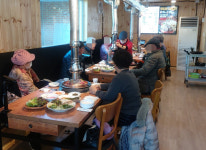 가평 설악한우마을,  저소득 홀몸노인 13명 초청 점심식사 대접