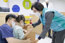 국민건강보험공단 인천서부지사, 국제성모병원 환아에 선물 전해