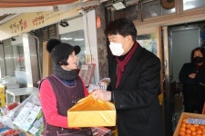 하은호 군포시장, 산본·군포역전시장 방문 전통시장 살리기 동참