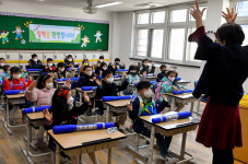 설레는 첫 등교 새 친구들과 반갑게 인사