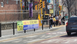 초교 인근 도로 불법 펼침막… 운전자, 아이들 통행 안보여요