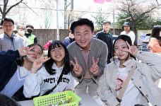 김동근 의정부시장, 입석마을 벚꽃길축제서 주민과 함께 봄 정취 만끽