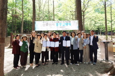 암 생존자 숲속에 모여 햇빛·피톤치드 힐링 만끽