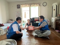 광명시 하안2동, 무더위 취약 이웃 23가구에 삼계탕용 닭·떡국 떡 전달