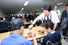 구리시 동구동, 홀몸어르신 등 200여 명 취약계층에 짜장면 식사 대접
