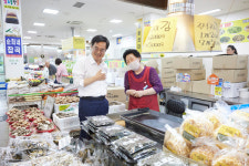 김동연 지사 추석 연휴 앞두고 전통시장 돌며 민심 잡기