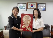 이은지 안양 맥간아트 대표 기증 공예 작품  안양 평촌동 행정센터에 상설 전시