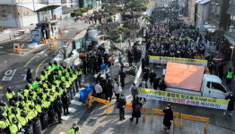 인천 옛 인스파월드 착공 불허에 신천지 수천 명 반발 집회