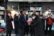 이용 의원, 종교 부지 불법전매 진상규명 감일 더샵포웰시티입주자 대표회의 감사패 받아