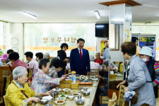 구리 엄나무보쌈, 수택3동 홀몸어르신 30명 식사 대접