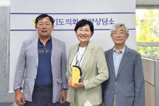 이채명 경기도의원, 안양 호계1차 현대홈타운 아파트 주민들로부터 감사패