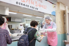 이상일 용인시장, 처인노인복지관 찾아 추석 인사·배식 봉사