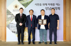 박성용 금빛여성의원 원장에 의료발전 기여  감사패 수여