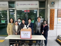 안양시 자원봉사센터, 만안·동안구 보건소에 생명사랑 프로젝트 진행된 애착 인형 80여 개 전달