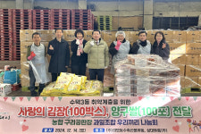 구리공판장 과일조합 우리끼리 나눔회, 수택 3동에 김치 350kg 쌀 400kg 전달