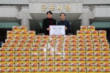 이마트 산본점, 군포시에 취약계층 김치 310박스 후원