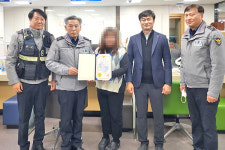 안양동안경찰서, 농협 평촌지점 간부에 전화금융사기 예방 감사장 전달