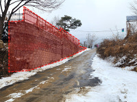 도로 인접 땅에 축대벽 세우자 차 통행 불편 남양주는 시끌