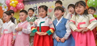 꼬까옷 입고 함박웃음