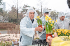 오산시, 봄비 속 내 나무 갖기 캠페인 성황… 2천 명 넘게 몰려