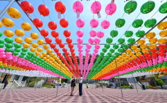 오색 연등에 달린 기원